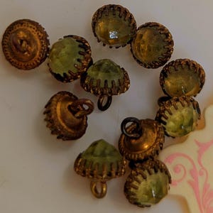 Puede incluir: Colección de botones vintage con marco de metal color latón. Los botones presentan un centro de cristal facetado verde claro. Algunos botones tienen un ojal para coser. Adecuados para ropa o proyectos de manualidades.