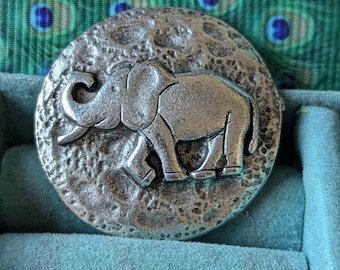 Elephant button in walking mode. Large 2.8cm diameter.