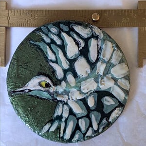Bottone a forma di fenice dipinto a mano di grandi dimensioni – Opera sigillata – Realizzato dall'artista.
