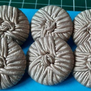 6 bottoni in filo/cordoncino di damasco di seta color cammello, bottoni passamaneria. Diametro 2,8 cm.