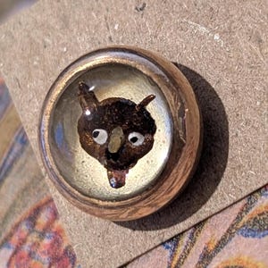 Botón eduardiano pintado al revés con zorro de cristal Essex sobre fondo de nácar. 1,4 cm de diámetro.