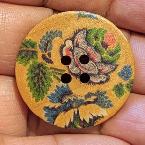 Botón de madera con transferencia de flores de colores de estilo japonés. Diámetro grande: 3 cm.