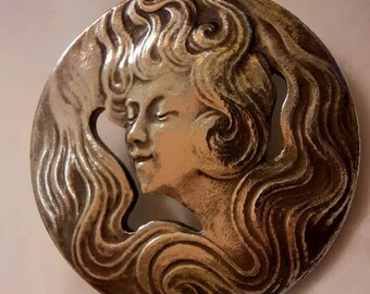 Button stunning c1895 - 1920 Art Nouveau iconic Mucha image. Large 3.5cm or 1.6 inch diameter.