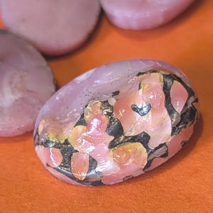 Leo Popper opaque button/Edwardian Pink Art Glass: Landscape Accents, Brass Shank (2.2cm Oval)