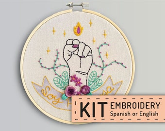 Hand embroidery KIT DIY, hoop art DIY, Spanish directions, wall decor, online stitch tutorial, glass pot with house design, floral design
