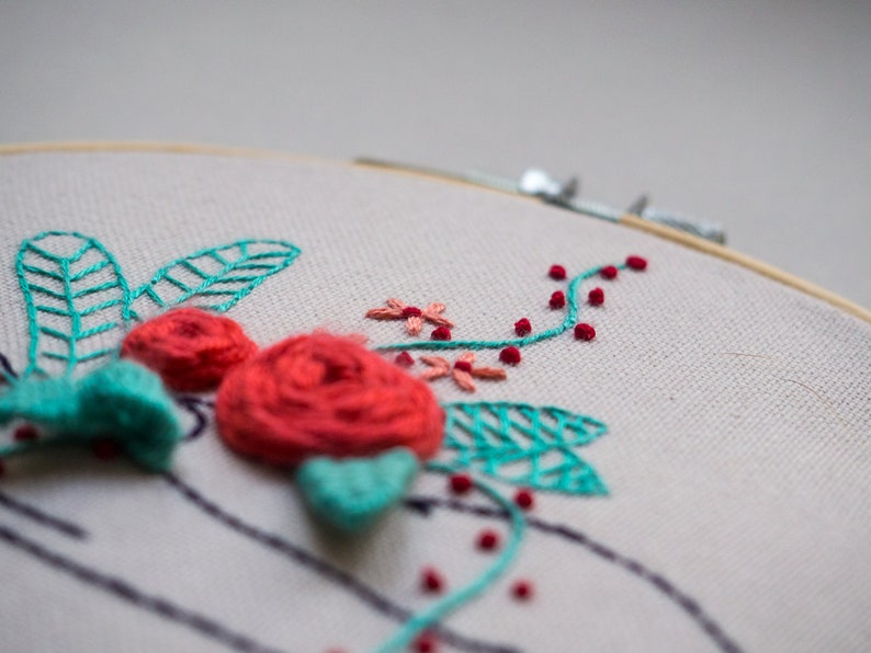Hand embroidery KIT DIY, Kit de bordado, kit instrucciones español, mano con flores, diseño floral, flores rojas, puntos básicos de bordado imagen 6