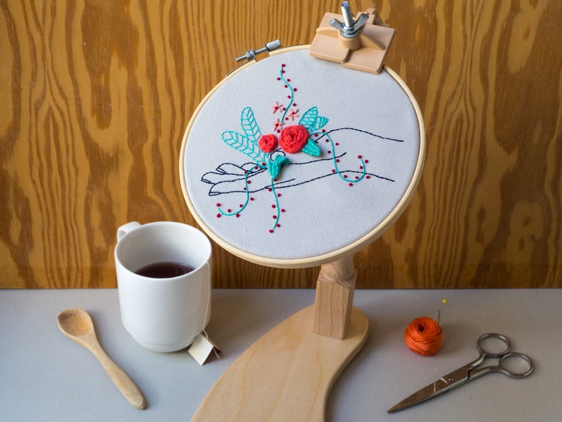 Hand embroidery KIT DIY, Kit de bordado, kit instrucciones español, mano con flores, diseño floral, flores rojas, puntos básicos de bordado imagen 10