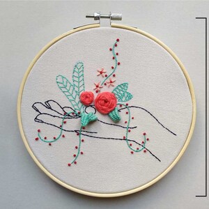 Hand embroidery KIT DIY, Kit de bordado, kit instrucciones español, mano con flores, diseño floral, flores rojas, puntos básicos de bordado imagen 3