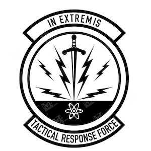 Könnte beinhalten: Schwarz-weißes Emblem mit dem Text "IN EXTREMIS" oben und "TACTICAL RESPONSE FORCE" unten. Das Emblem zeigt ein Schwert, Blitze und ein Atomsymbol in einem kreisförmigen Design.