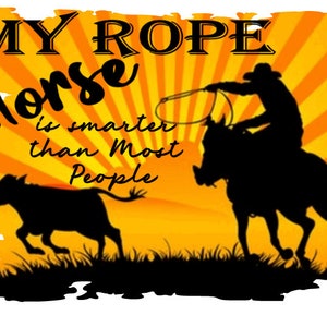 Op de afbeelding: Silhouet van een cowboy te paard die een kalf met een lasso vangt, tegen een zonsondergang achtergrond. De tekst "My Rope Horse is smarter than Most People" staat op de afbeelding.