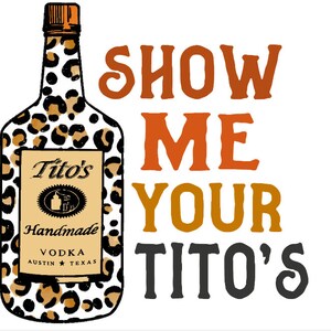 以下が含まれることがあります： ヒョウ柄のデザインのウォッカボトルと「Tito's Handmade Vodka Austin Texas」の文字。 「Show Me Your Tito's」というフレーズはオレンジと黒で書かれています。