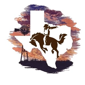 Könnte beinhalten: Eine Silhouette eines Cowboys, der ein sich aufbäumendes Pferd reitet, innerhalb der Umrisse des Bundesstaates Texas. Der Hintergrund ist ein Aquarell-Sonnenuntergang mit einer Windmühle und einem Wasserturm.