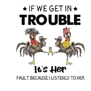 Puede incluir: Un gráfico humorístico sobre un fondo blanco presenta dos gallos de dibujos animados sosteniendo copas de vino. El texto dice "IF WE GET IN TROUBLE It's Her FAULT BECAUSE I LISTENED TO HER". Los gallos son marrones, rojos y amarillos.