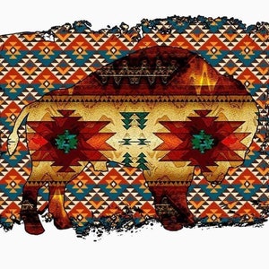 Puede incluir: Imagen decorativa con la silueta de un búfalo rellena con un patrón del suroeste. El diseño incorpora formas geométricas en tonos naranja, turquesa y marrón, sobre un fondo dorado. La imagen tiene un borde texturizado y desgastado.