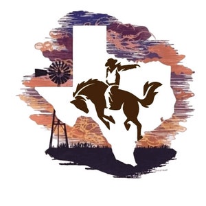 Könnte beinhalten: Eine Silhouette eines Cowboys, der ein sich aufbäumendes Pferd reitet, innerhalb der Umrisse des Bundesstaates Texas. Der Hintergrund ist ein Aquarell-Sonnenuntergang mit einer Windmühle und einem Wasserturm.