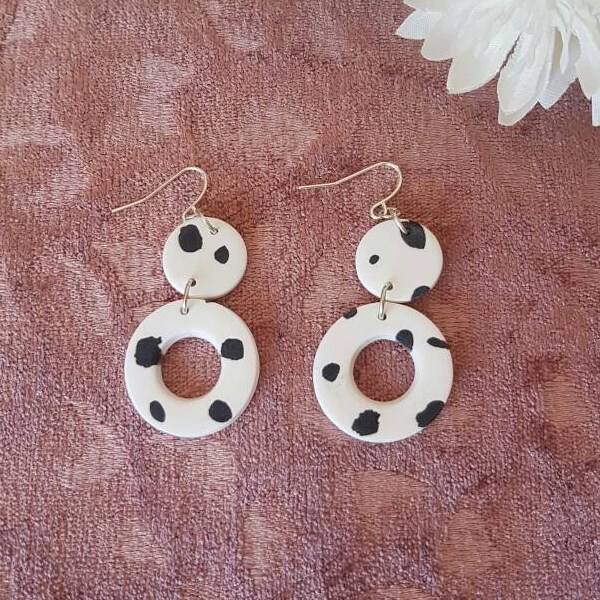 Dalmation tache noire et blanche pendent des boucles d’oreilles en argile polymère