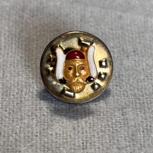 Antyczna, solidna, 10-karatowa złota przypinka do klapy z lat 50. XX wieku z wizerunkiem wikinga z Groty Templariuszy – rzadki symbol braterstwa – 1,06 g – doskonały stan