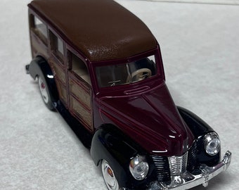 Ford Woody Wagon de 1940: modelo de coche coleccionable beige/borgoña