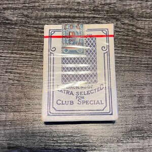 Puede incluir: Una baraja de cartas con un dise&ntilde;o azul y blanco. La parte posterior de las cartas dice "Back No. 07 Extra Selected for Club Special".
