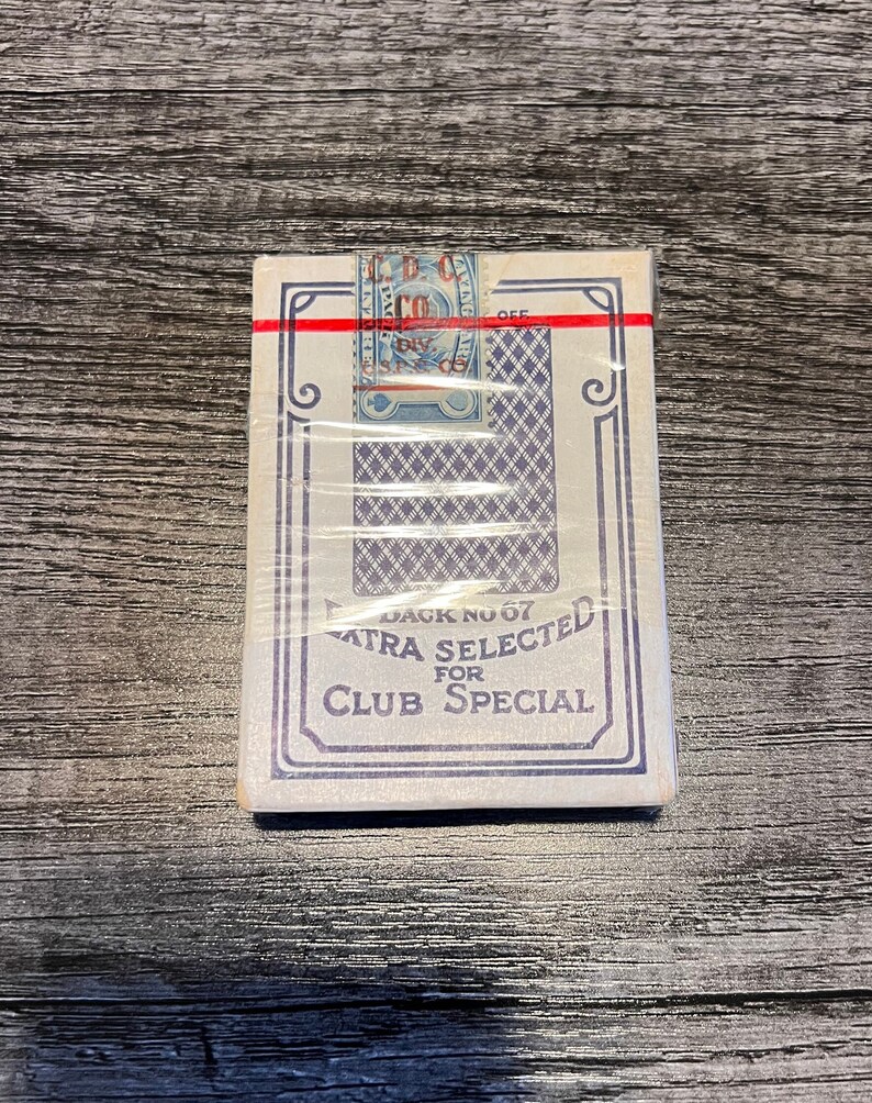 Puede incluir: Una baraja de cartas con un dise&ntilde;o azul y blanco. La parte posterior de las cartas dice "Back No. 07 Extra Selected for Club Special".