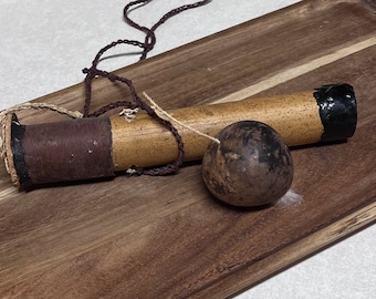 Douze anciennes flèches en bambou à embout de bois dur parfois peint. L Moyenne 100 cm. Océanie