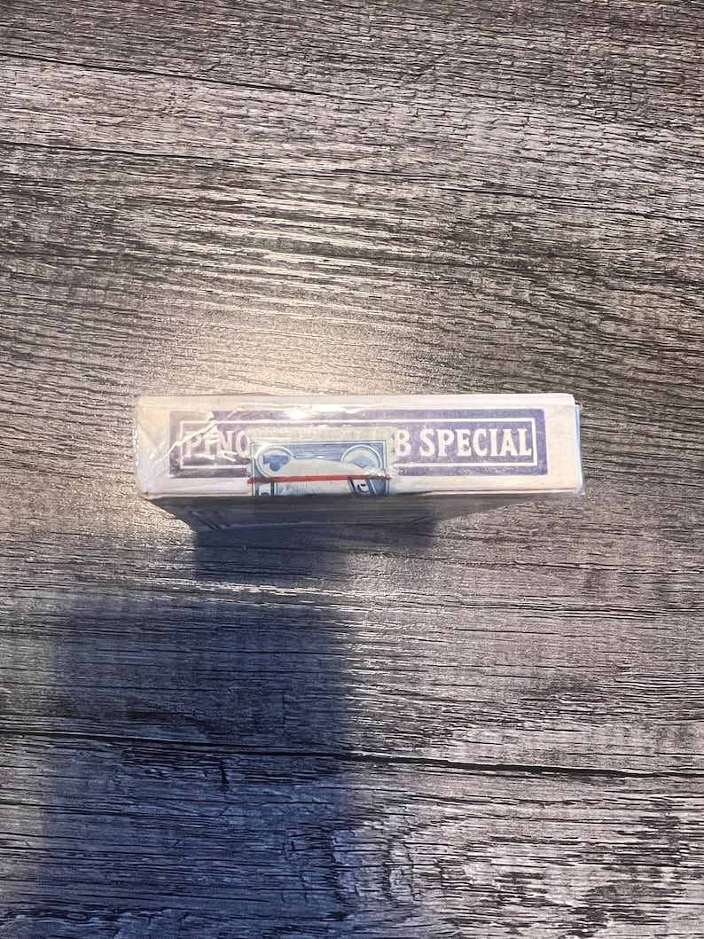 Puede incluir: Una baraja de cartas con un dise&ntilde;o azul y blanco. La caja est&aacute; envuelta en pl&aacute;stico y tiene el texto "Bicycle Special" impreso.
