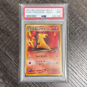 Puede incluir: Una carta Pokémon de Dark Typhlosion de la serie japonesa Neo 4 de 2001, calificada como Mint 9. La carta está en un estuche protector. El diseño de la carta es ardiente y tiene texto japonés.