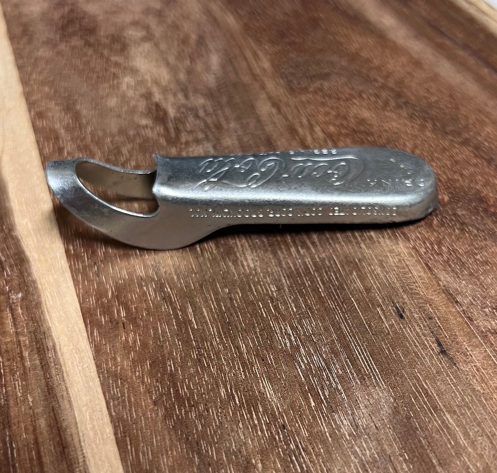 1940年代のヴィンテージ コカコーラ ボトルオープナー - ポップな中に