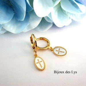 RITA 2 *Créoles Plaquées Or 750/000 et médaille émail blanc, motif croix, Créoles diamètre 13 mm, Plaqué Or 18 carats