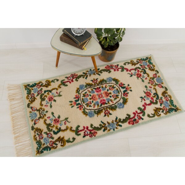 tapis persan vintage, petit tapis noué à la main avec des fleurs, fleurs bleu encre sur un tapis persan beige, tapis suspendu mural floral vintage