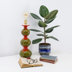 XL Mid Century Keramik Lampenfuß, 1960er Jahre Vintage Statement Tischlampe, glasierte rot & grüne skulpturale europäische MCM Beleuchtung, Retro Wohndekor