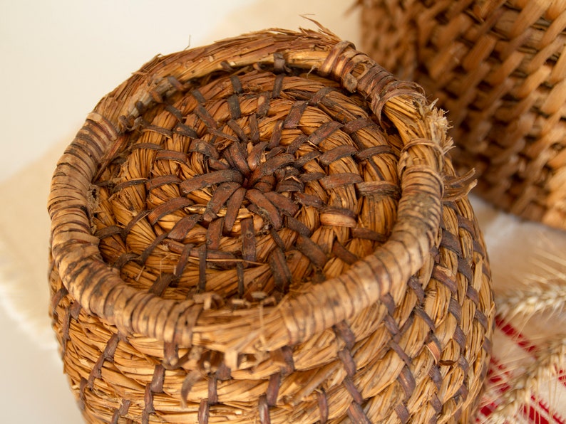 Vintage handmade corn husk basket Straw baskets Set of 2 Etsy