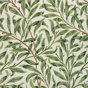 Op de afbeelding: Een witte stof met een herhalend patroon van groene wilgenbladeren en takken.