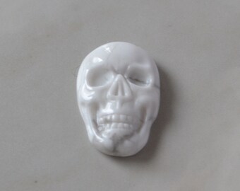 Caveira esculpida, cabochão de caveira Howlite branca, anel de declaração de caveira de pedra branca, anel de rock and roll