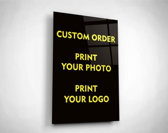 Peut inclure: Panneau de verre noir rectangulaire avec texte jaune. Le texte indique "CUSTOM ORDER", "PRINT YOUR PHOTO" et "PRINT YOUR LOGO". Le panneau est monté sur un mur blanc, et le verre reflète l'environnement.