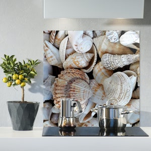 Shells köksbakstänkskydd i härdat glas, beige kustdekor, anpassad storlek