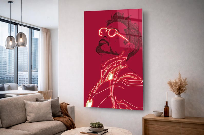 Puede incluir: Una impresi&oacute;n de arte mural roja que presenta una ilustraci&oacute;n estilizada de un hombre con gafas, delineada con l&iacute;neas de ne&oacute;n. La obra de arte est&aacute; montada en una pared en un sal&oacute;n moderno, con muebles y decoraci&oacute;n de tonos neutros.