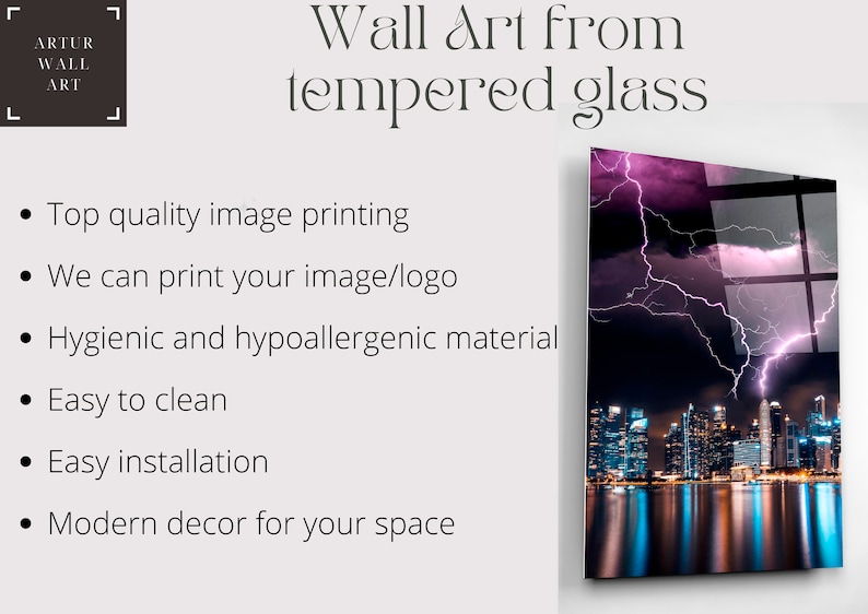 Puede incluir: Arte mural de vidrio templado con un paisaje urbano nocturno con rel&aacute;mpagos. La obra de arte muestra rel&aacute;mpagos morados y blancos sobre un horizonte urbano. La imagen es de Artur Wall Art.