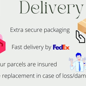 Puede incluir: Imagen con la palabra "Entrega" en una fuente decorativa. La imagen incluye una caja rosa con alas, una caja marr&oacute;n y una persona con corbata azul. El texto indica "Embalaje extra seguro", "Entrega r&aacute;pida por FedEx", "Todos nuestros paquetes est&aacute;n asegurados" y "Reemplazo gratuito en caso de p&eacute;rdida/da&ntilde;o."