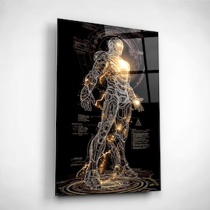 Könnte beinhalten: Gerahmtes Glasbild mit einer leuchtenden, schematischen Illustration einer Superheldenfigur. Das Kunstwerk ist überwiegend schwarz-weiß, mit hellgelben und orangefarbenen Highlights. Das Design umfasst technische Diagramme und einen kreisförmigen Hintergrund.