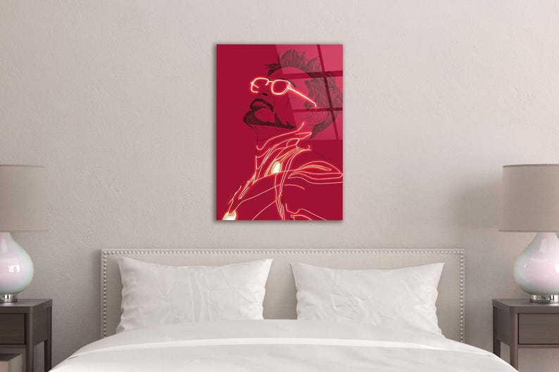 Puede incluir: Una impresi&oacute;n art&iacute;stica mural roja que presenta una ilustraci&oacute;n estilizada de una persona con gafas. La obra de arte utiliza una combinaci&oacute;n de colores rojo y blanco, con el contorno y los detalles de la figura resaltados en blanco sobre un fondo rojo. El arte se exhibe sobre una cama.