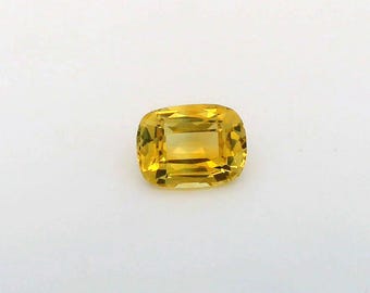Peut inclure: Une pierre précieuse jaune taillée en coussin. La pierre est facetée et a un haut poli.