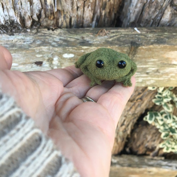 Needle felted green frog wool sculpture realistic frog art gift for collector