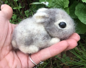 Bébé lapin feutré à l'aiguille en laine grise et blanche