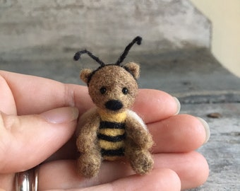 Nadel gefilzter Miniatur Teddybär im Hummelkostüm Baby Braunbär Hummel kleiner Miniaturbär verkleidet als Biene