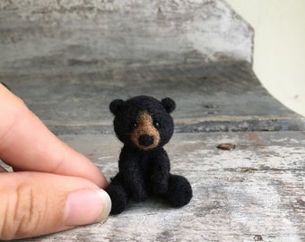 Miniatur Teddybär Baby Schwarzbär Jungtier gefilzt