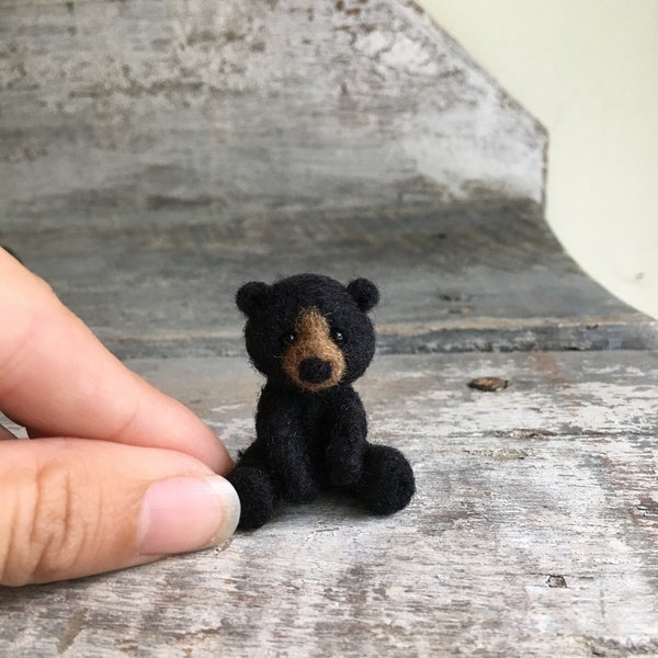 Miniatur-Teddybär, nadelgefilztes Baby, schwarzes Bärenjunges