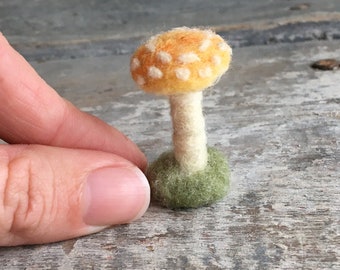 Escultura en miniatura de hongo amanita amarilla, hecha con lana de fieltro y aguja.