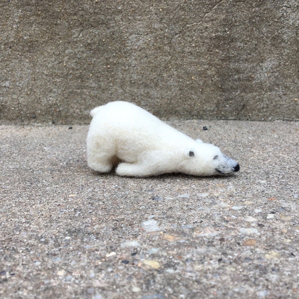 Eisbär nadelgefilzte Miniatur-Bärenfigur aus Wolle in nach unten gerichteter Pose