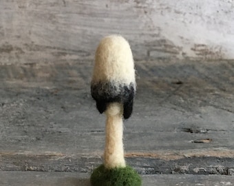 Escultura de hongo en miniatura hecha con lana de fieltro y pequeños hongos, con tapa de tinta, arte de hongos.